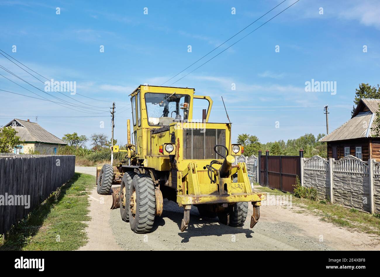 Livellatrice stradale - attrezzatura per la costruzione di strade pesanti. Motorgrader industriale a terra Foto Stock