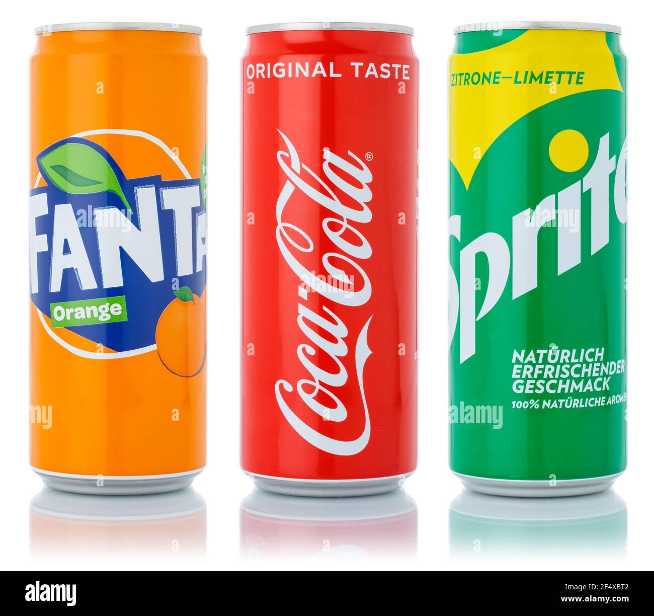 Stoccarda, Germania - 11 gennaio 2021: Coca Cola Coca-Cola Fanta Sprite prodotti limonata bevanda analcolica in lattina isolata su sfondo bianco a Stoccarda Foto Stock