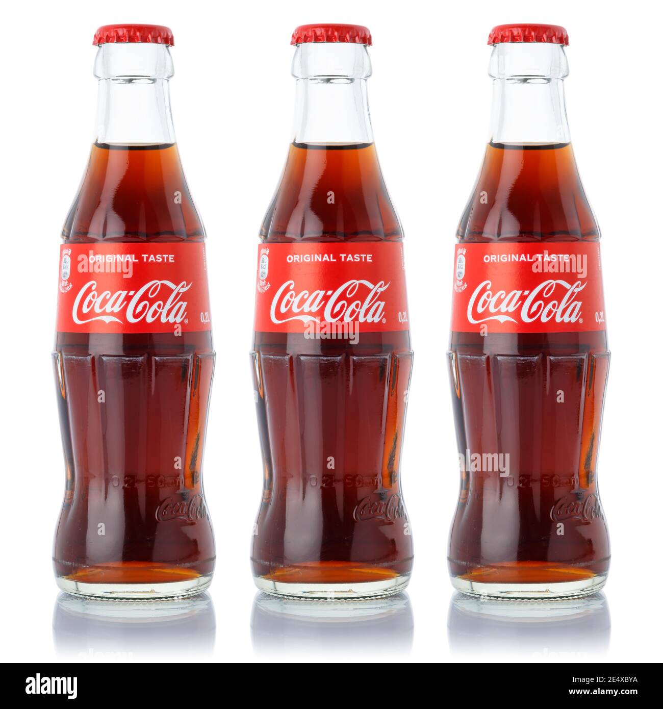 Stoccarda, Germania - 8 gennaio 2021: Bottiglie di bibite analcoliche isolate su sfondo bianco a Stoccarda, in Germania, Coca Cola-Cola. Foto Stock