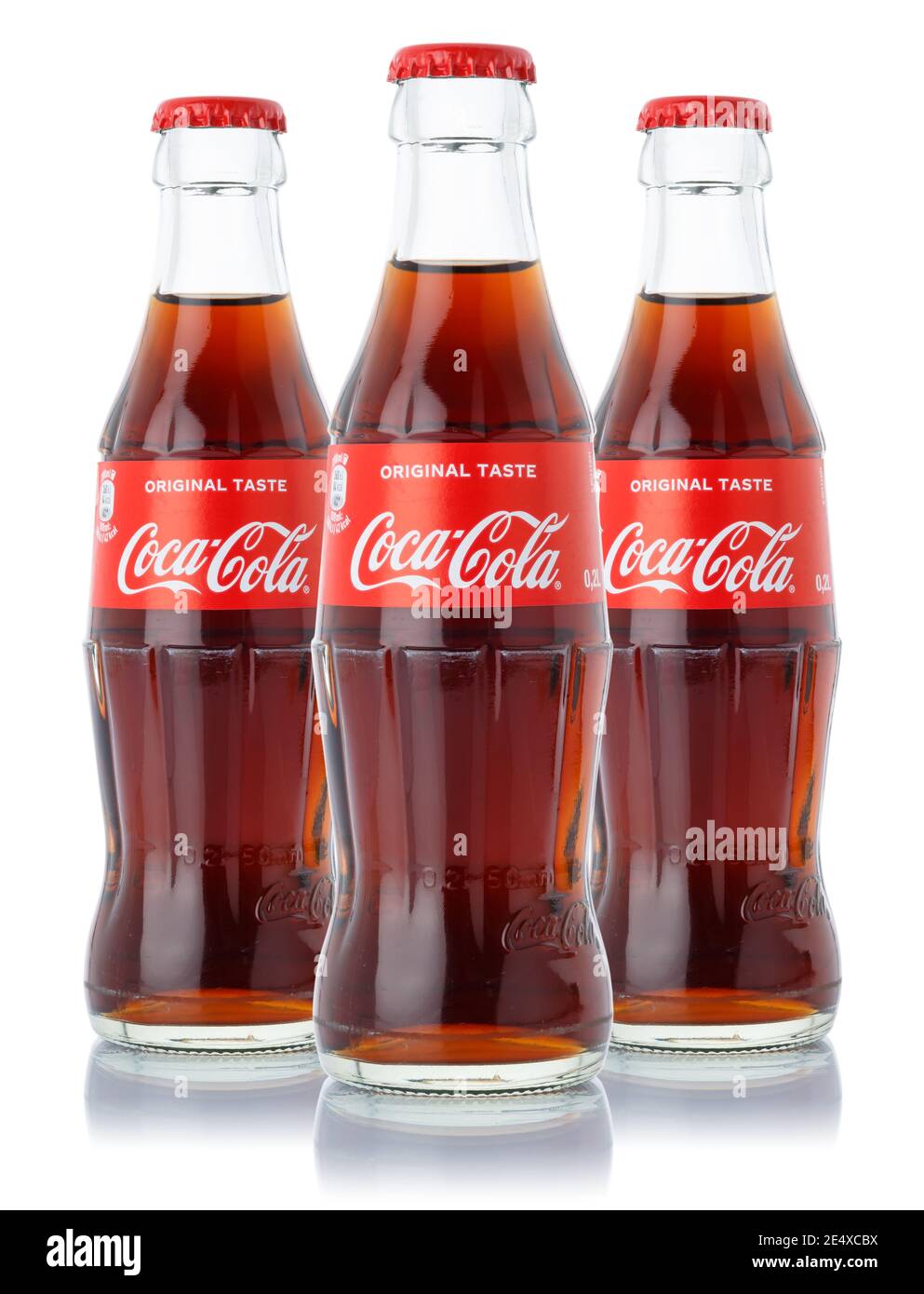 Stoccarda, Germania - 8 gennaio 2021: Bottiglie di bibite analcoliche isolate su sfondo bianco a Stoccarda, in Germania, Coca Cola-Cola. Foto Stock