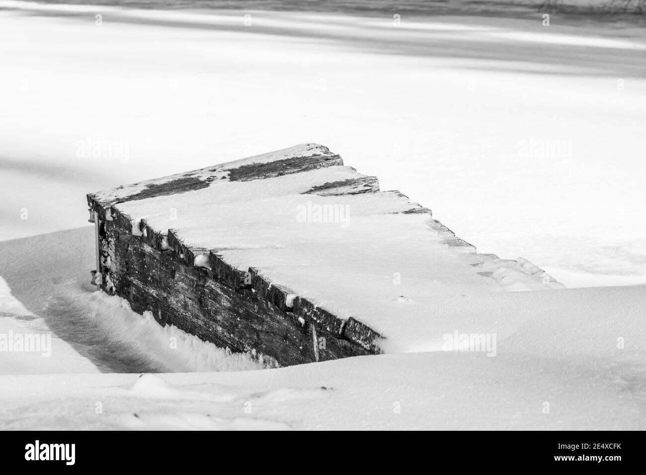 Kleiner Holziger Bootsteg in gefrorenem Teich Foto Stock