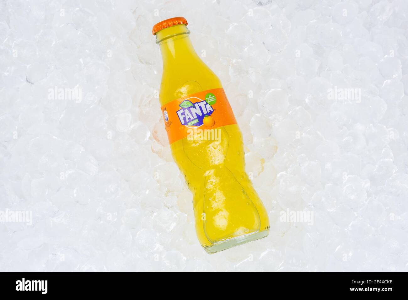 Stoccarda, Germania - 17 gennaio 2021: Cubetti di ghiaccio in bottiglia di limonata d'arancia Fanta a Stoccarda in Germania. Foto Stock