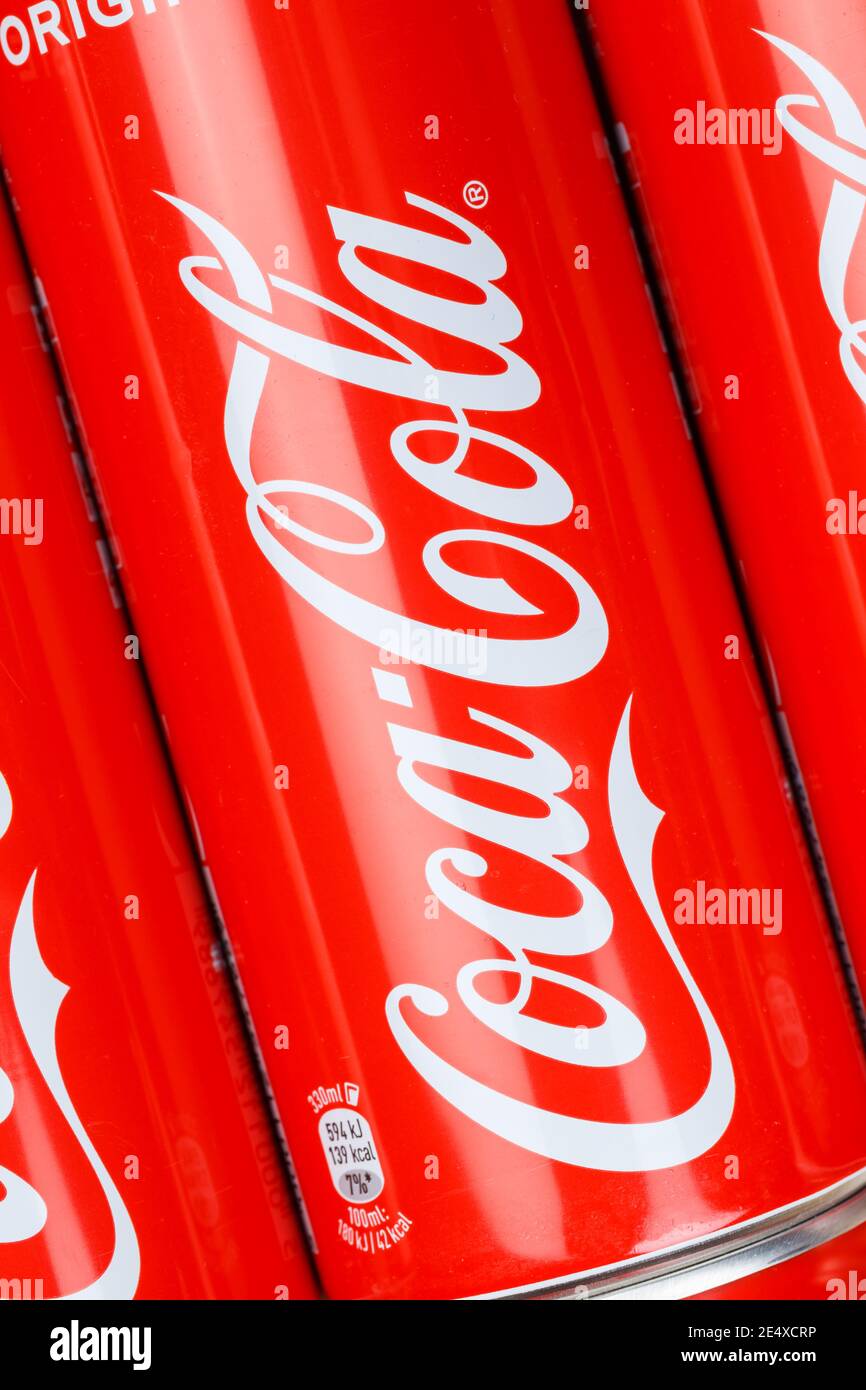 Stoccarda, Germania - 17 gennaio 2021: Bevanda analcolica con logo Coca Cola-Cola in formato ritratto di sfondo CAN a Stoccarda in Germania. Foto Stock