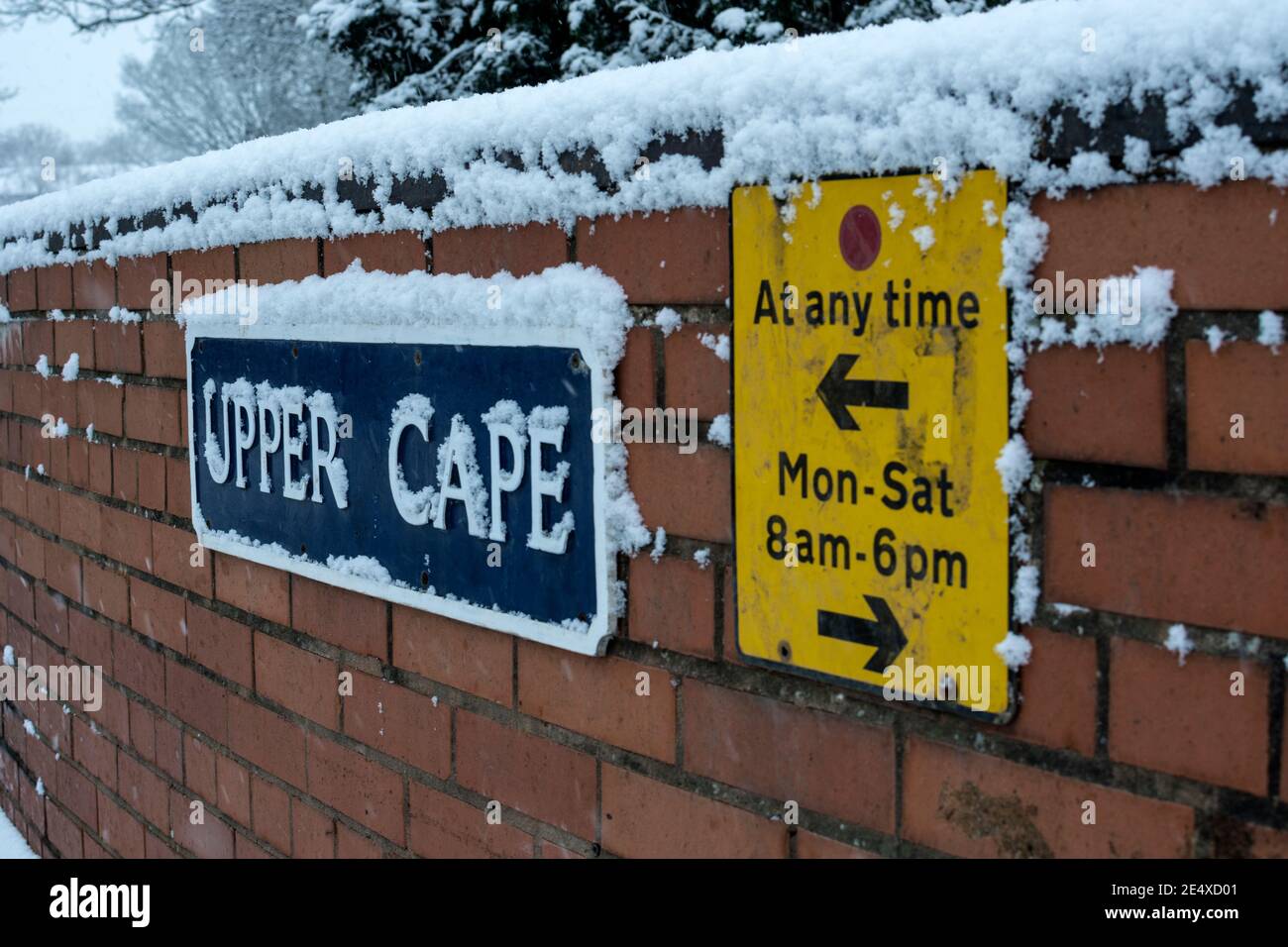 Cartello di Upper Cape Street e limitazioni al parcheggio in caso di neve, Warwick, Warwickshire, Regno Unito Foto Stock