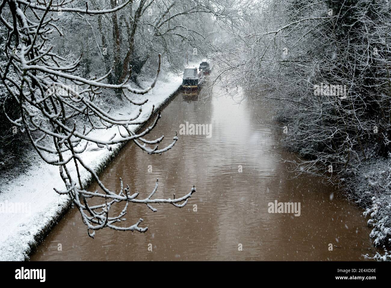 Il Grand Union Canal in tempo nevoso, Warwick, Warwickshire, Inghilterra, Regno Unito Foto Stock