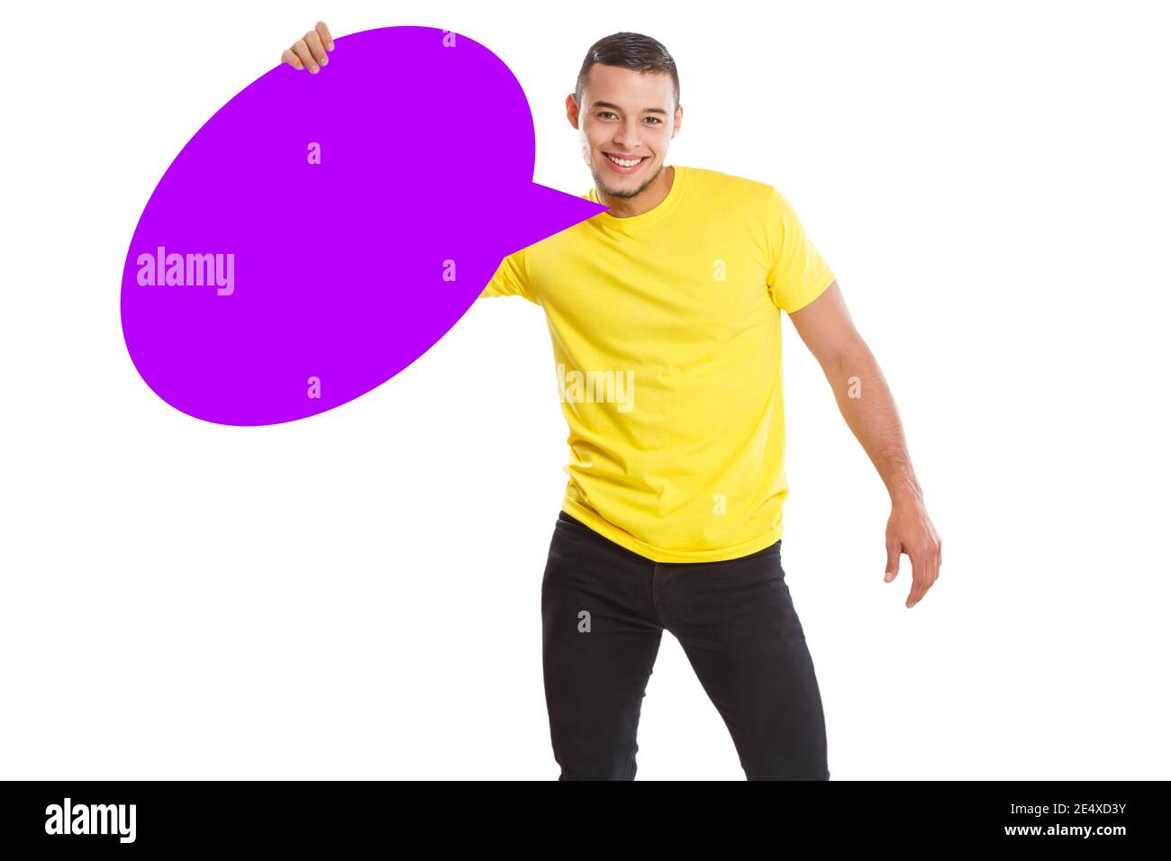 Giovane latino che tiene vuoto bolla di parola con copyspace copia spazio isolato su sfondo bianco Foto Stock