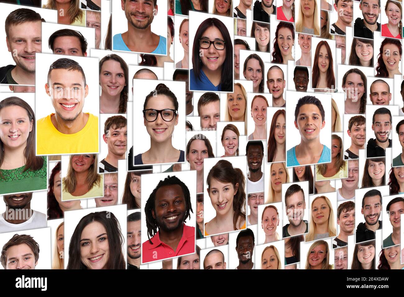 Persone sfondo gruppo di multirazziale giovani sorridenti felice volti ritratto ritratti diversity Foto Stock