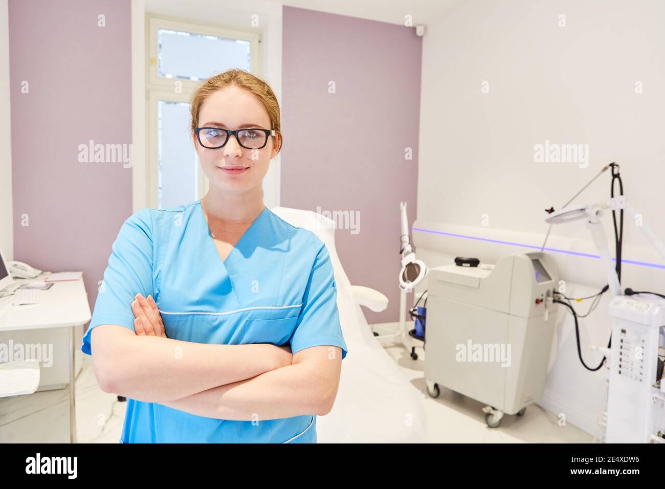 Medico giovane o infermiere della sala operatoria con braccia incrociate la clinica di bellezza Foto Stock