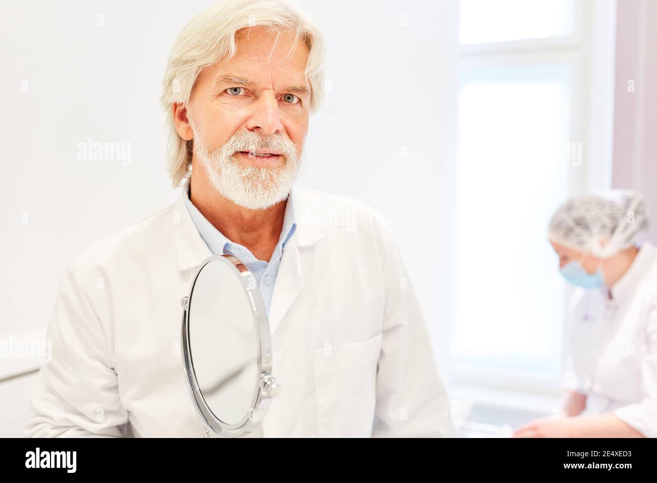 Medico esperto come medico generico o specialista in plastica chirurgia nell'ufficio del medico Foto Stock