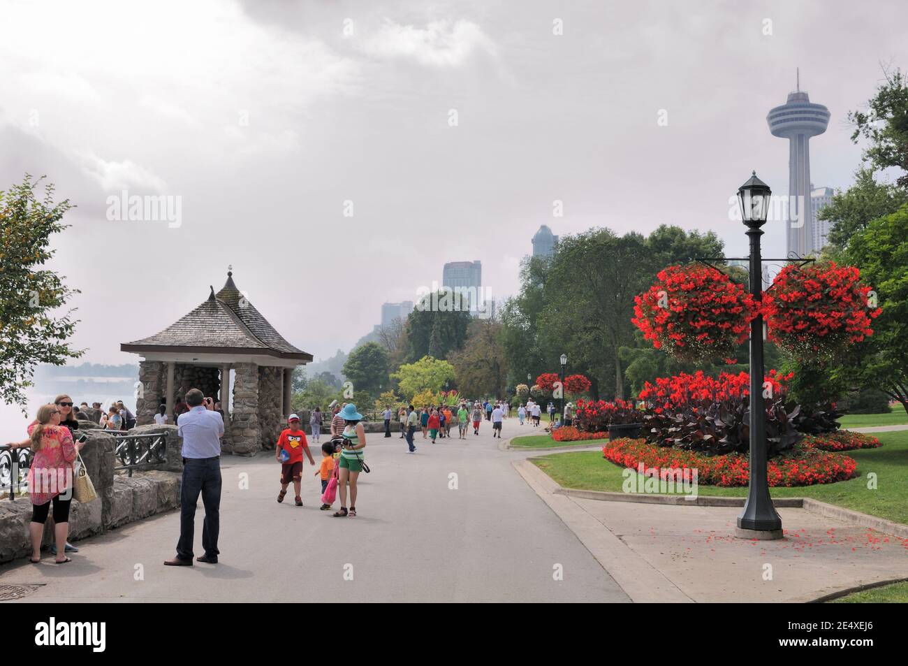 Passerella Queen Victoria Park lungo il fiume Niagara che conduce alla Skylon Tower, Ontario, Canada Foto Stock