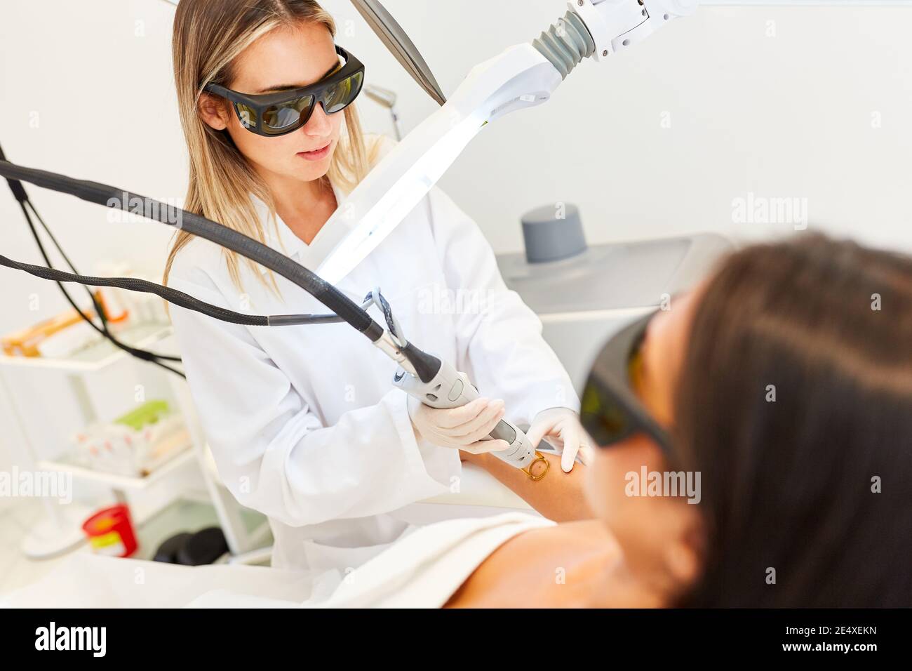 Dermatologo per la rimozione permanente dei capelli sull'avambraccio con laser alexandrite Foto Stock