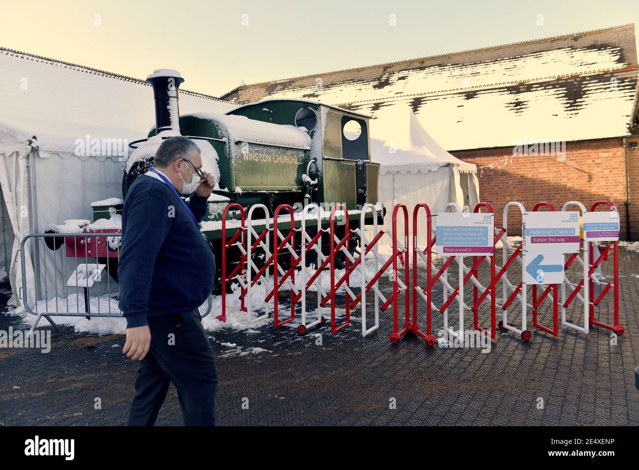 Cartelli che indirizzano gli utenti alla clinica di vaccinazione di fronte a un treno d'epoca all'ingresso del Black Country Living Museum di Dudley, un museo all'aperto che in precedenza era stato utilizzato come set per i cartellonatori di paky del dramma della BBC; che ora viene utilizzato come centro di vaccinazione di covidio. Data immagine: Lunedì 25 gennaio 2021. Foto Stock