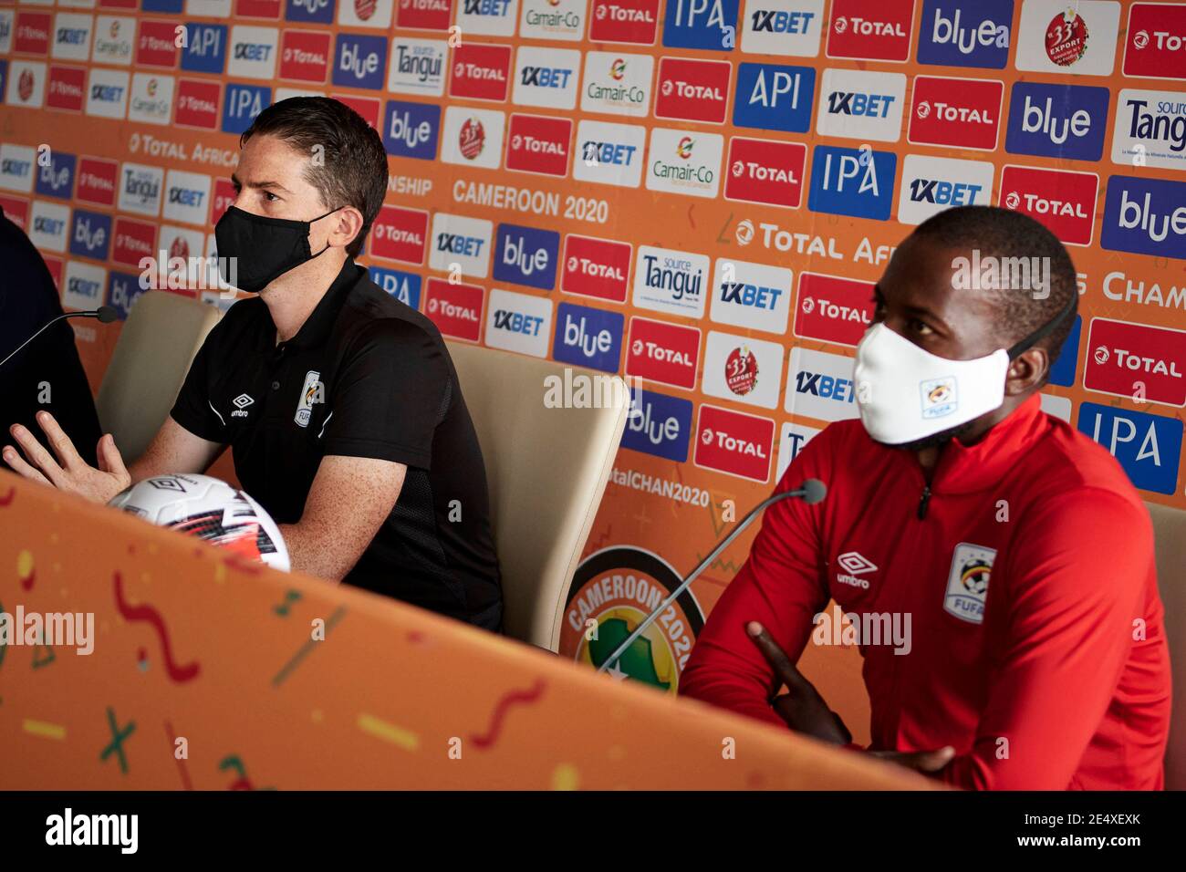 Douala, Camerun. 25 Jan 2021. Johnathan McKintistry (Head Coach, Uganda) e Charles Lukwago (1, Uganda)Domande alla conferenza stampa Uganda Pre-Match (v Marocco), Gruppo C, Torneo CAF African Nations Championship (CHAN) 2021. Stade de la Réunion, Bepanda. Credit: XtraTimeSports (Darren McKintistry) / Alamy. Foto Stock