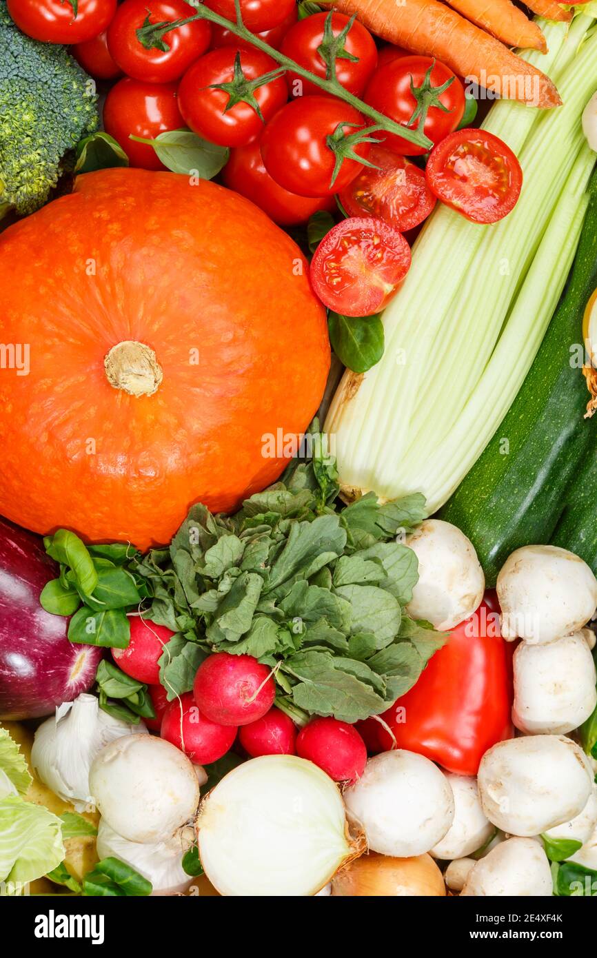 Verdure fondo raccolta cibo modello carote pomodori ritratto formato funghi sfondi vegetali Foto Stock