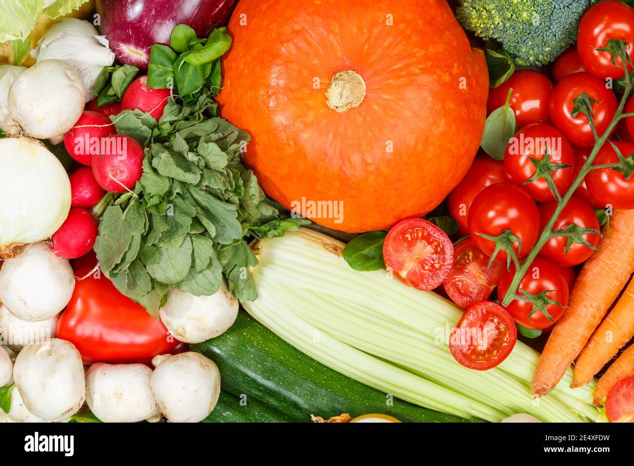 Verdure fondo raccolta cibo modello carote pomodori funghi sfondi vegetali Foto Stock