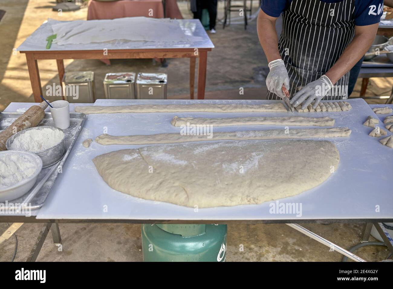 Chef presso un ristorante che prepara impasti cuocere all'aperto per contrastare la restrizione al coperto Covid e anche fornire un servizio di take-away. Thailandia Asia Foto Stock
