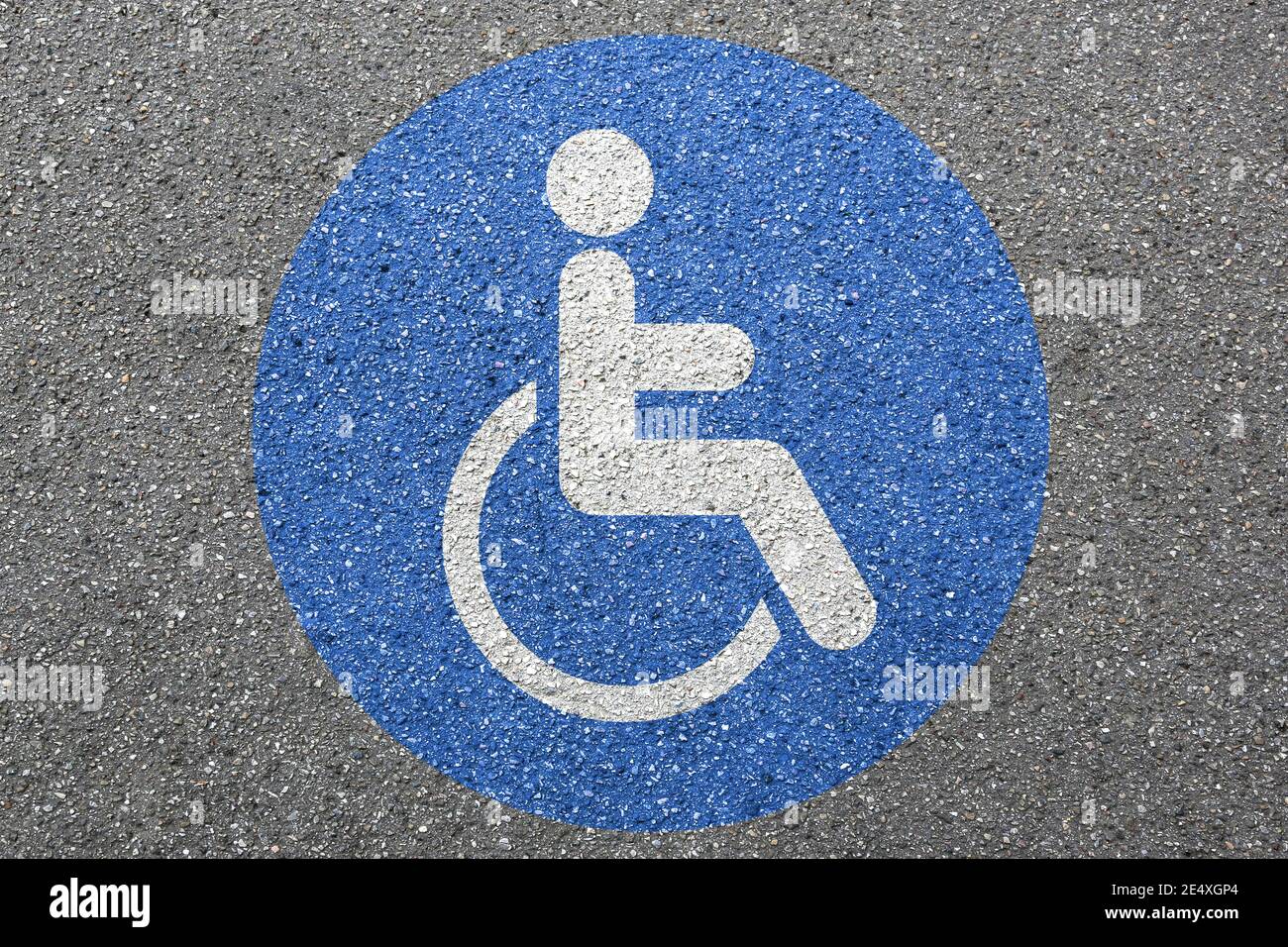 Segnaletica stradale per disabili rampa di accesso sedia a rotelle strada zona Foto Stock