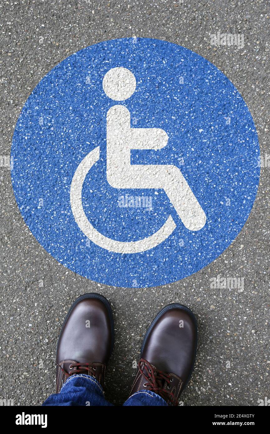 Uomo persone su sedia a rotelle segnale stradale disabili rampa di accesso ruota area della zona della strada della sedia Foto Stock