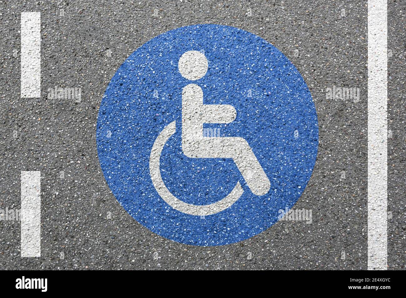 Cartello stradale su sedia a rotelle per disabili segnale stradale rampa accesso ruota per disabili area della sedia Foto Stock