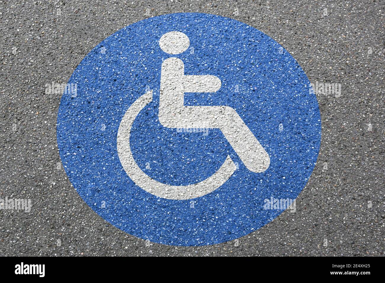 Cartello stradale per disabili accesso rampa mobilità sedia a rotelle zona della strada Foto Stock