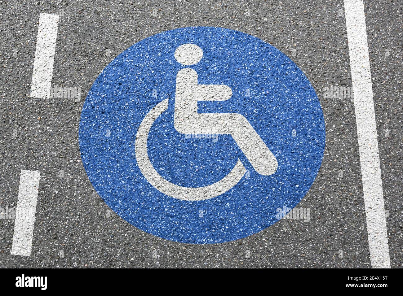 Segnaletica Stradale In Un'area Riservata Ai Disabili Immagine Stock - Immagine Di - Foto 10