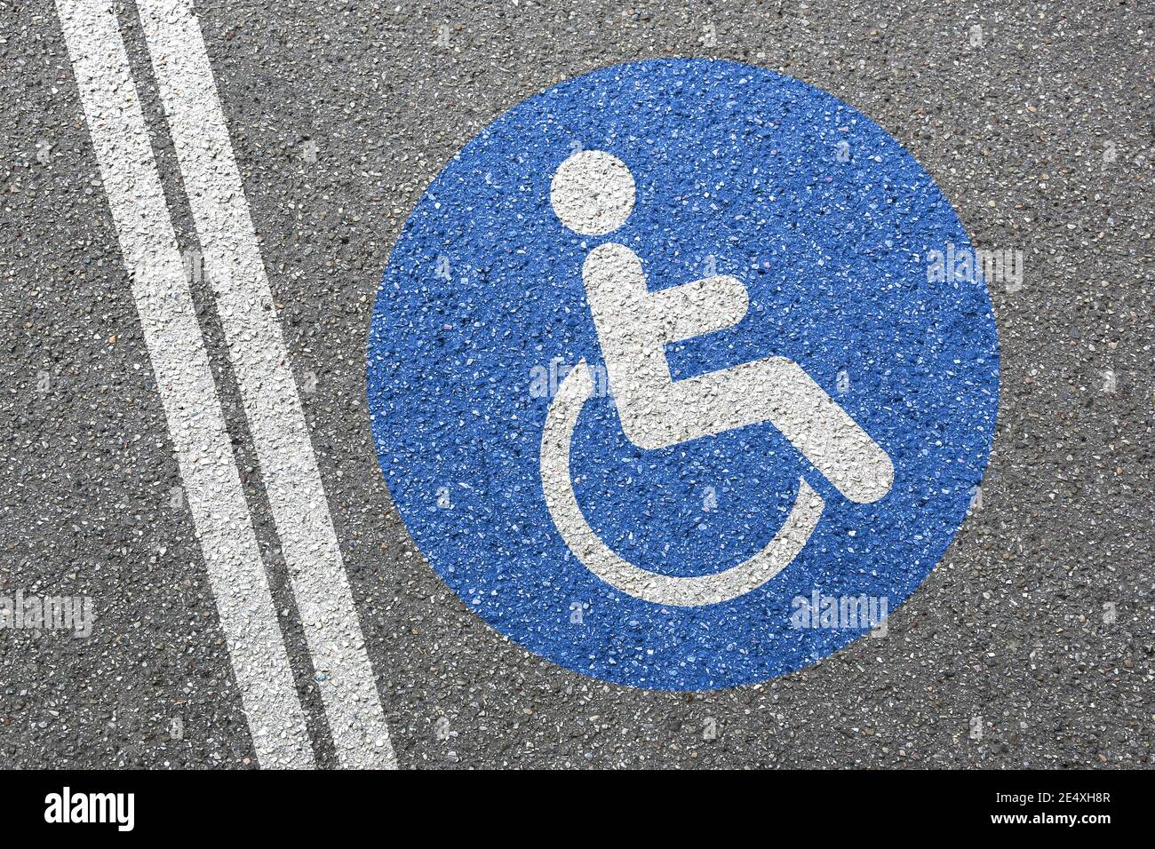 Sedia a rotelle, segnale stradale per disabili, rampa di accesso area Foto Stock