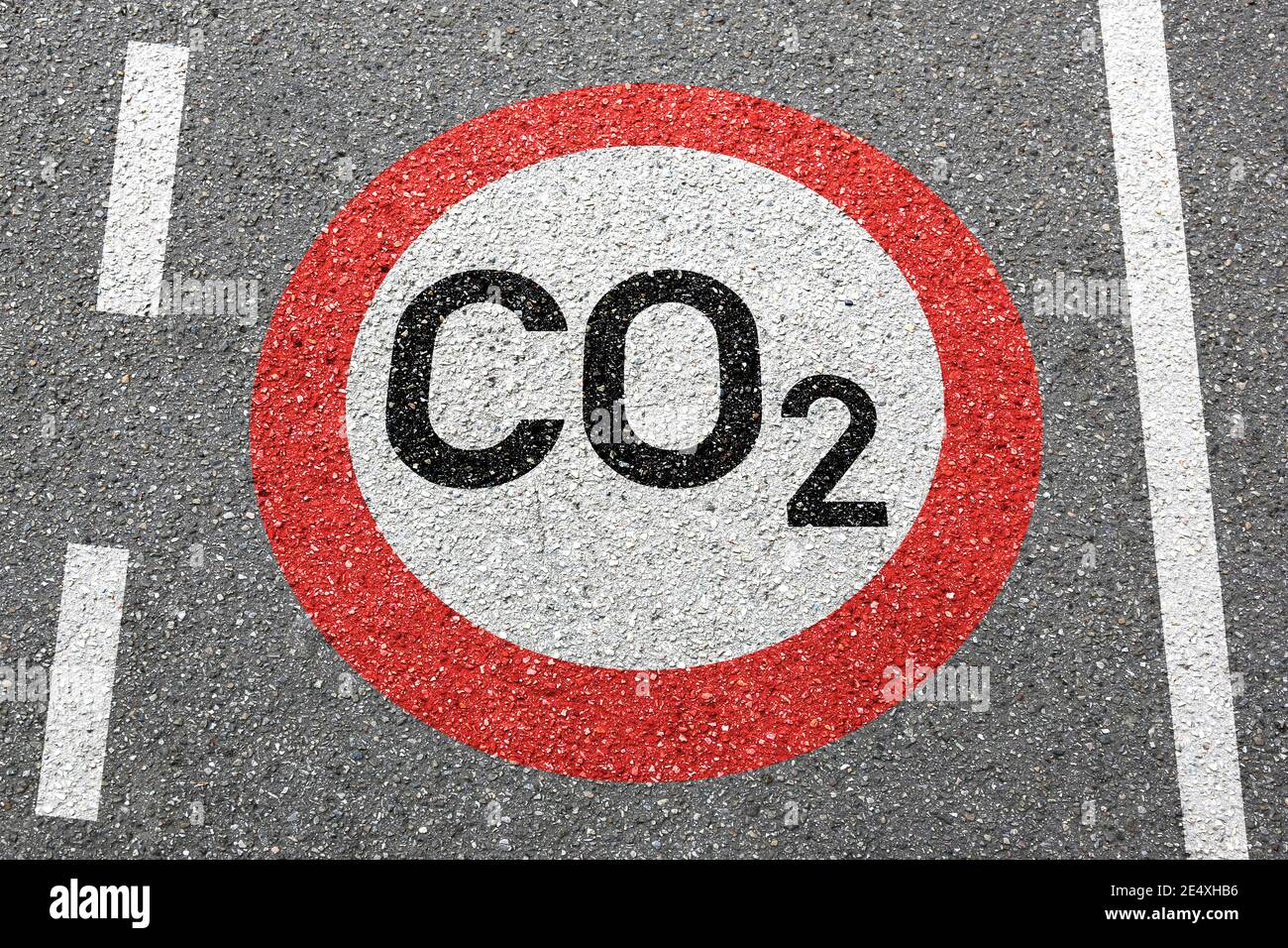 Emissioni di CO2 emissioni di anidride carbonica riduzione dell'inquinamento atmosferico strada concetto di zona di segno Foto Stock