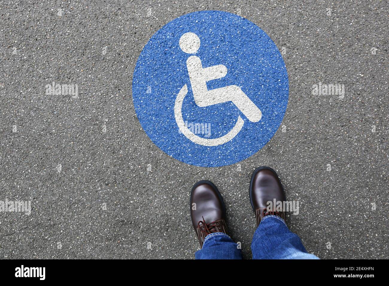 Uomo persone sedia a rotelle segnaletica stradale disabili spazio copyspace area stradale con sedia a rotelle Foto Stock