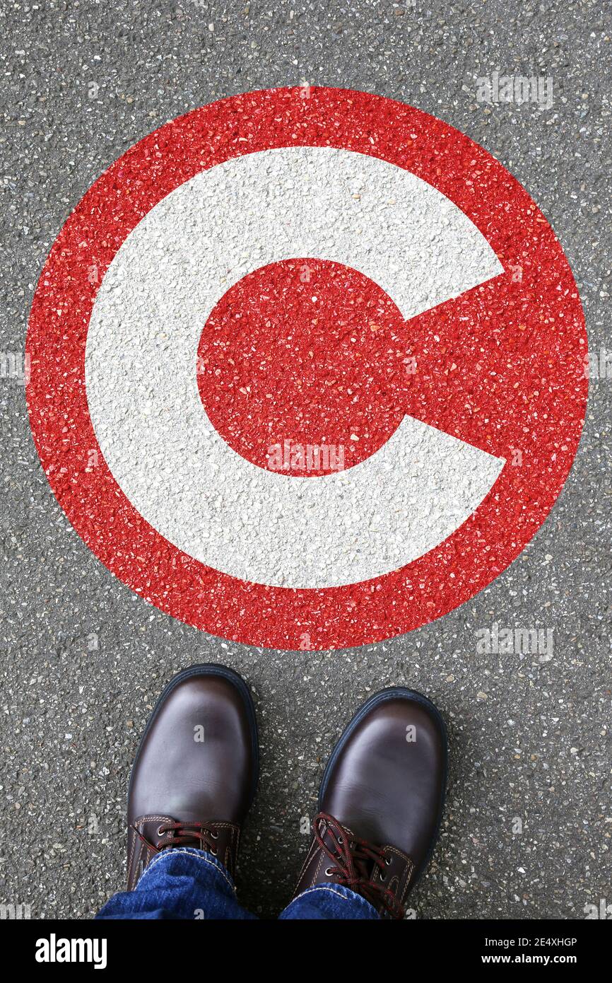 Uomo persone congestione carica Londra città strada a pedaggio città pagamento in formato verticale segno trasporto zona Foto Stock