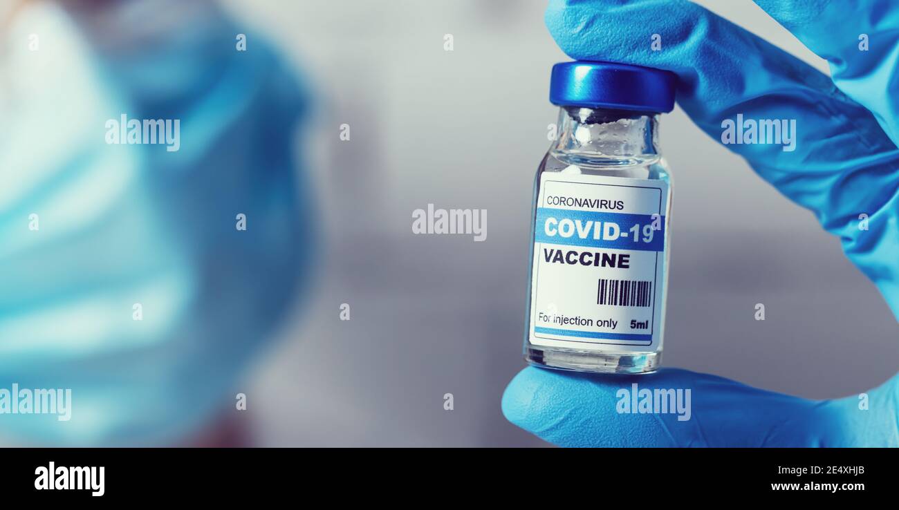 scienziato con bottiglia di vaccino coronavirus in mano. copia spazio Foto Stock