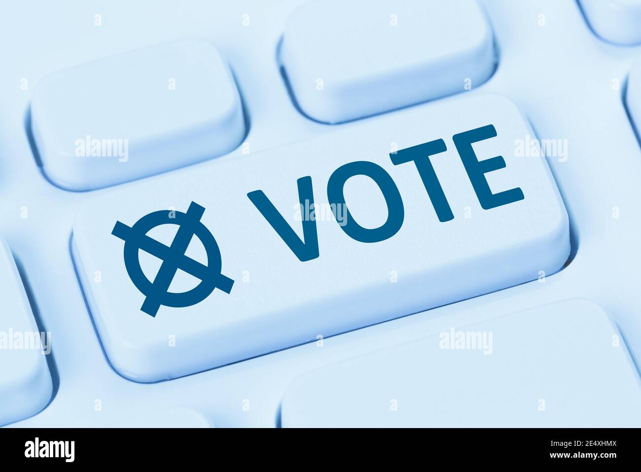 Selezione del pulsante di voto on-line scelta del computer Internet tastiera scelta Foto Stock