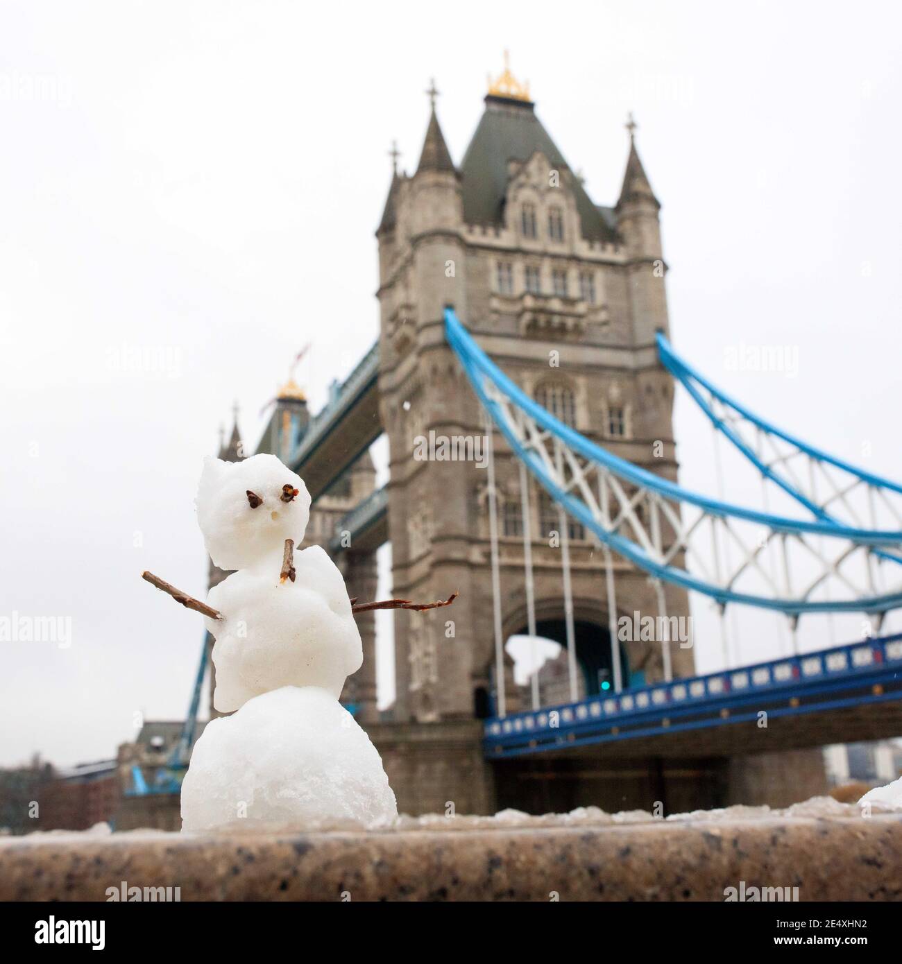 Una galleria di pupazzi di neve in miniatura è apparsa sul muro vicino a Tower Bridge a Potters Field, Londra. Foto Stock