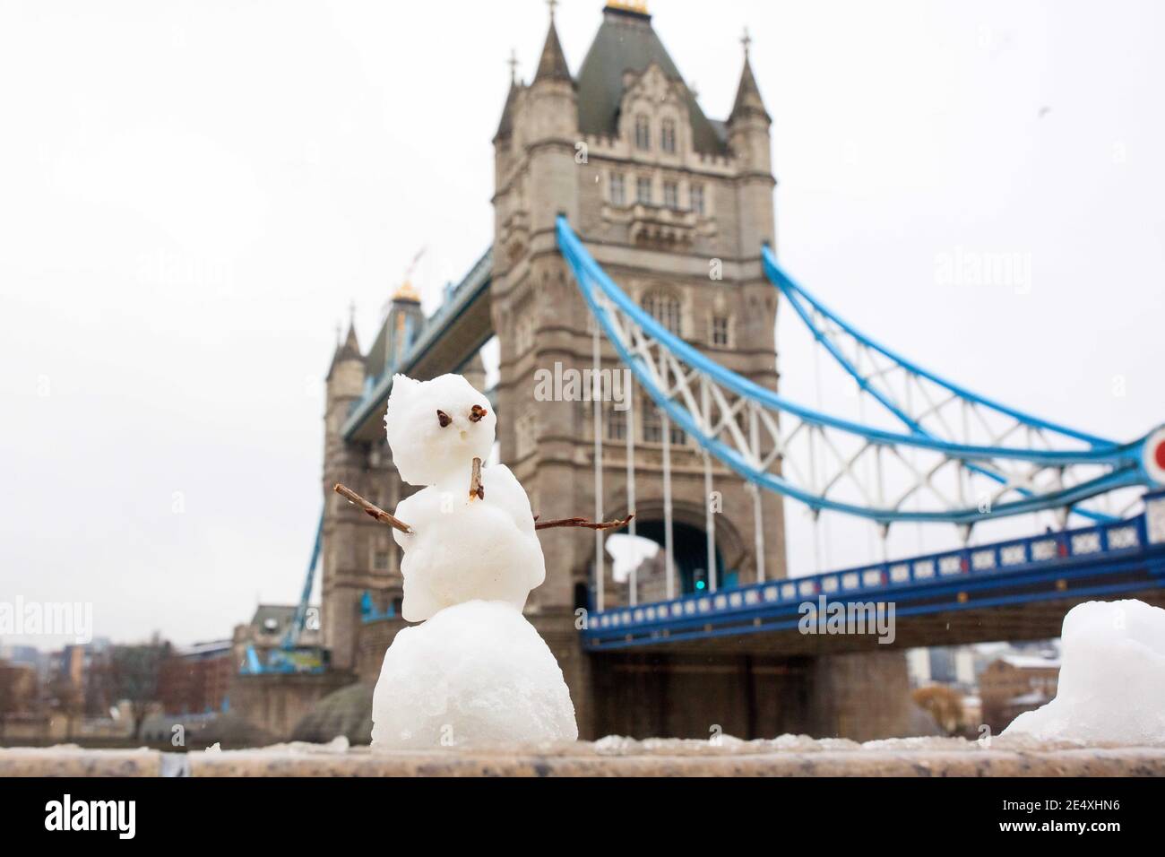 Una galleria di pupazzi di neve in miniatura è apparsa sul muro vicino a Tower Bridge a Potters Field, Londra. Foto Stock