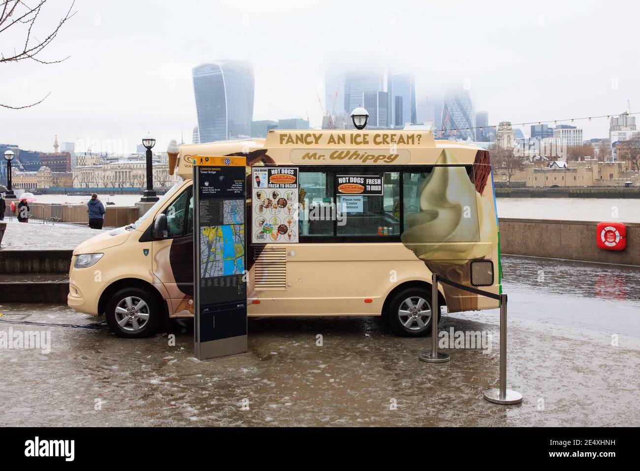 Il gelateria non sembra avere molto commercio al Tower Bridge vicino a Potters Field, Londra. Foto Stock