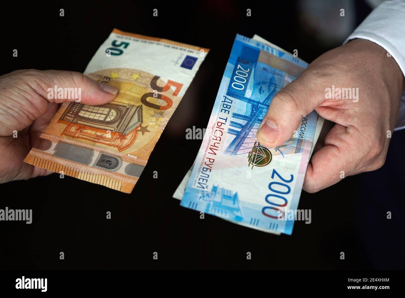 Cambio mani banconote europee e denaro russo. Concetto di cambio valuta. Foto Stock