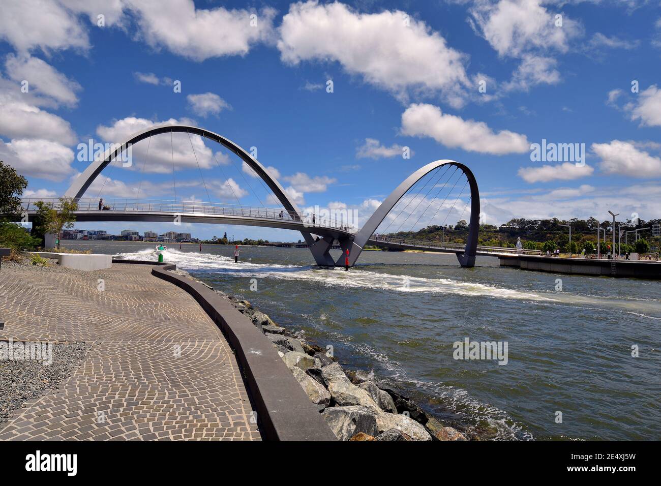 Ponte pedonale non identificato immagini e fotografie stock ad alta ...