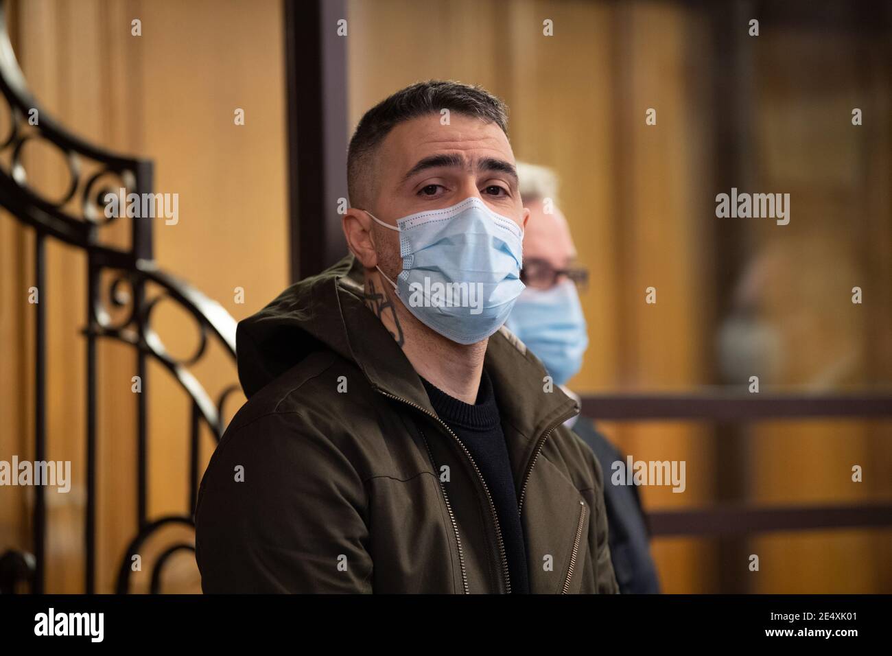 Berlino, Germania. 25 Gennaio 2021. Anis Mohamed Youssef Ferchichi, conosciuto con il nome di scena Bushido, siede in una sala di corte come un lapide comune nel processo del capo di un clan ben noto di origine araba e di tre suoi fratelli. Il capo del clan e i suoi fratelli sono in prova per, tra l'altro, aggravata estorsione predatoria, privazione della libertà e pericoloso danno corporeo. Credit: Paul Zinken/dpa-Zentralbild/dpa/Alamy Live News Foto Stock
