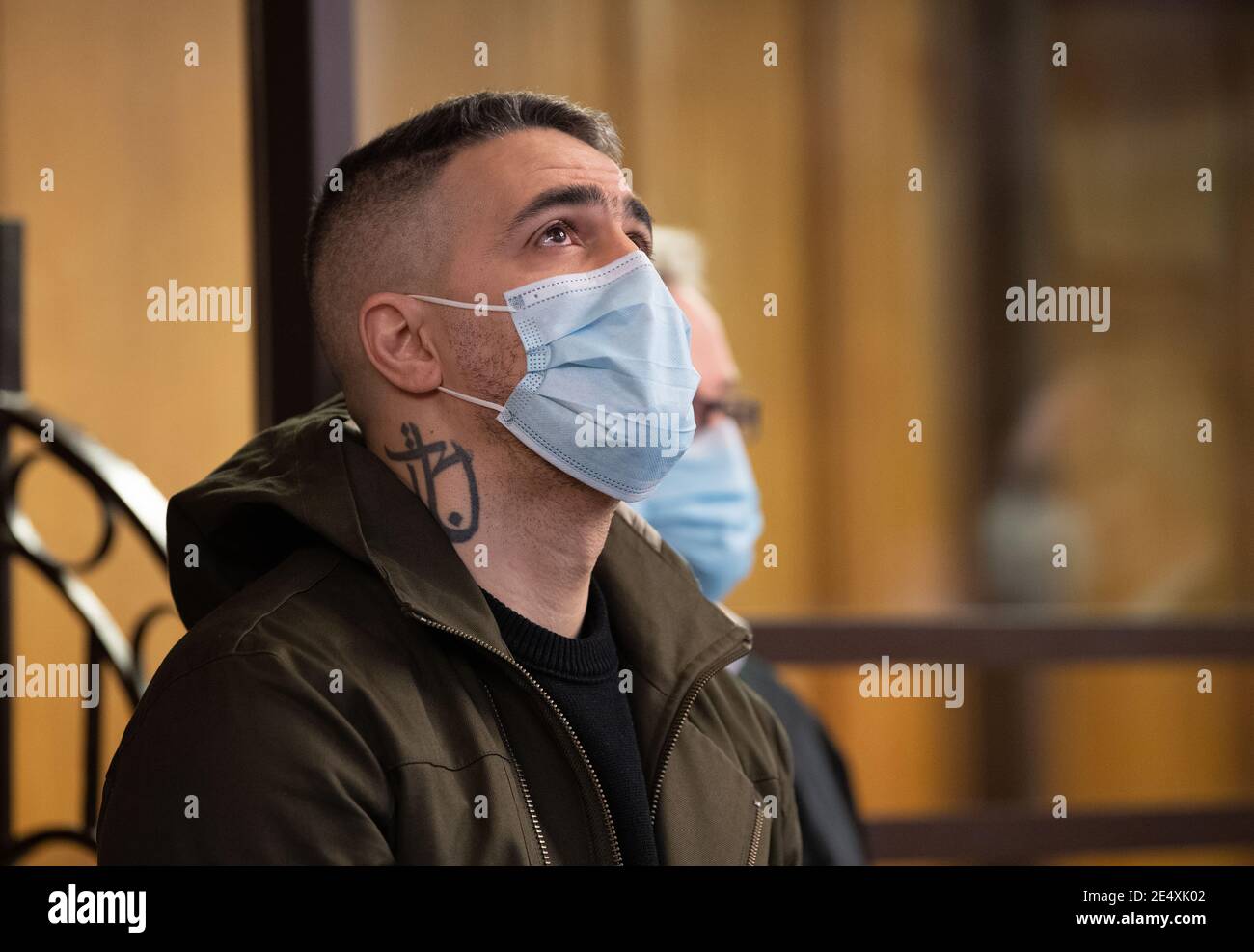 Berlino, Germania. 25 Gennaio 2021. Anis Mohamed Youssef Ferchichi, conosciuto con il nome di scena Bushido, siede in una sala di corte come un lapide comune nel processo del capo di un clan ben noto di origine araba e di tre suoi fratelli. Il capo del clan e i suoi fratelli sono in prova per, tra l'altro, aggravata estorsione predatoria, privazione della libertà e pericoloso danno corporeo. Credit: Paul Zinken/dpa-Zentralbild/dpa/Alamy Live News Foto Stock