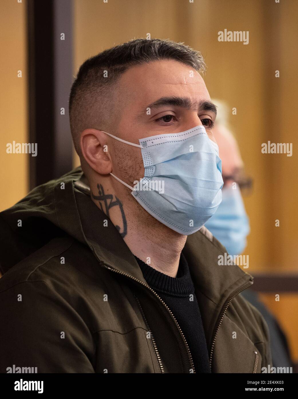 Berlino, Germania. 25 Gennaio 2021. Anis Mohamed Youssef Ferchichi, conosciuto con il nome di scena Bushido, siede in una sala di corte come un lapide comune nel processo del capo di un clan ben noto di origine araba e di tre suoi fratelli. Il capo del clan e i suoi fratelli sono in prova per, tra l'altro, aggravata estorsione predatoria, privazione della libertà e pericoloso danno corporeo. Credit: Paul Zinken/dpa-Zentralbild/dpa/Alamy Live News Foto Stock