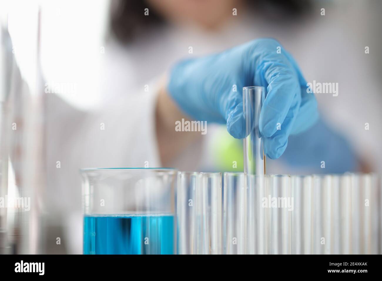 La mano guanto toglie la provetta medica Foto Stock