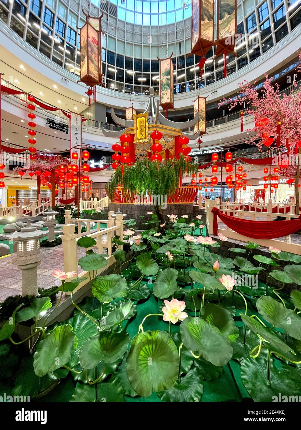 ig Time businessman inaugurare il nuovo anno cinese con grande esposizione di decorazioni al loro centro commerciale. Lanterna sono ornamenti decorativi preferiti Foto Stock