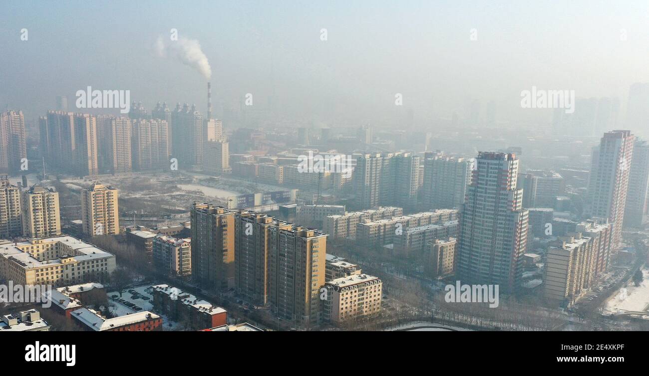 Una vista aerea degli edifici situati nel centro città coperto da forte foschia nella città di Harbin, nella¯provincia di Heilongjiang della Cina nord-orientale, il 24 gennaio 2021. * Foto Stock