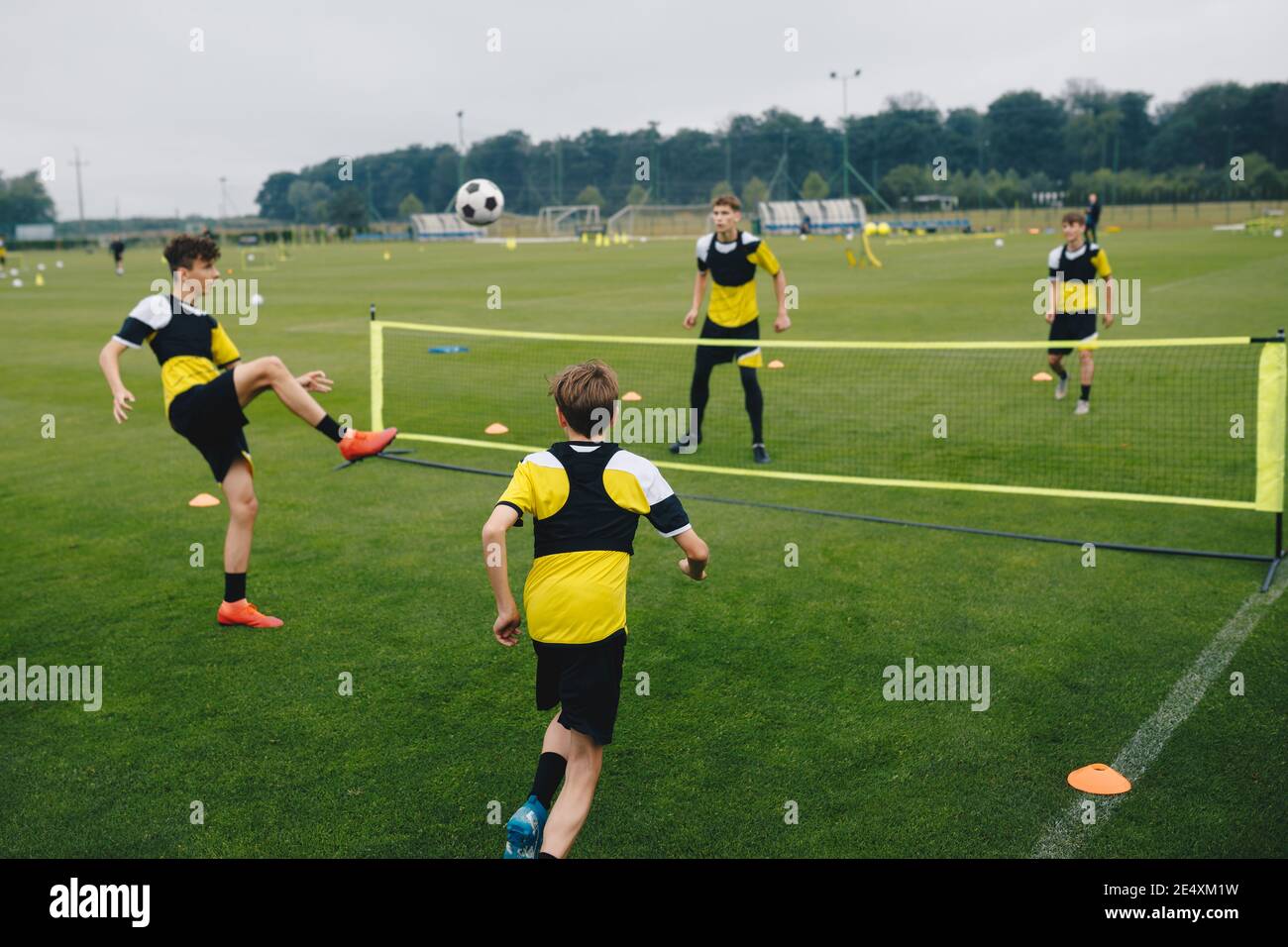 Ragazzi giovani in club di calcio giovanile che gioca a calcio tennis gioco  di allenamento. Teenage calciatori che giocano a calcio tennis in sessione  di allenamento. Adolescenti p Foto stock - Alamy