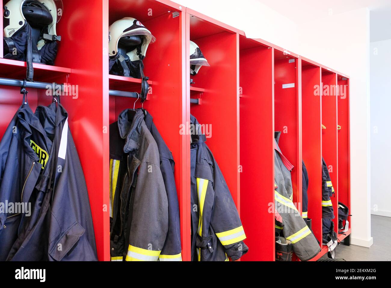 I vigili del fuoco uniformi nell'armadio Foto Stock