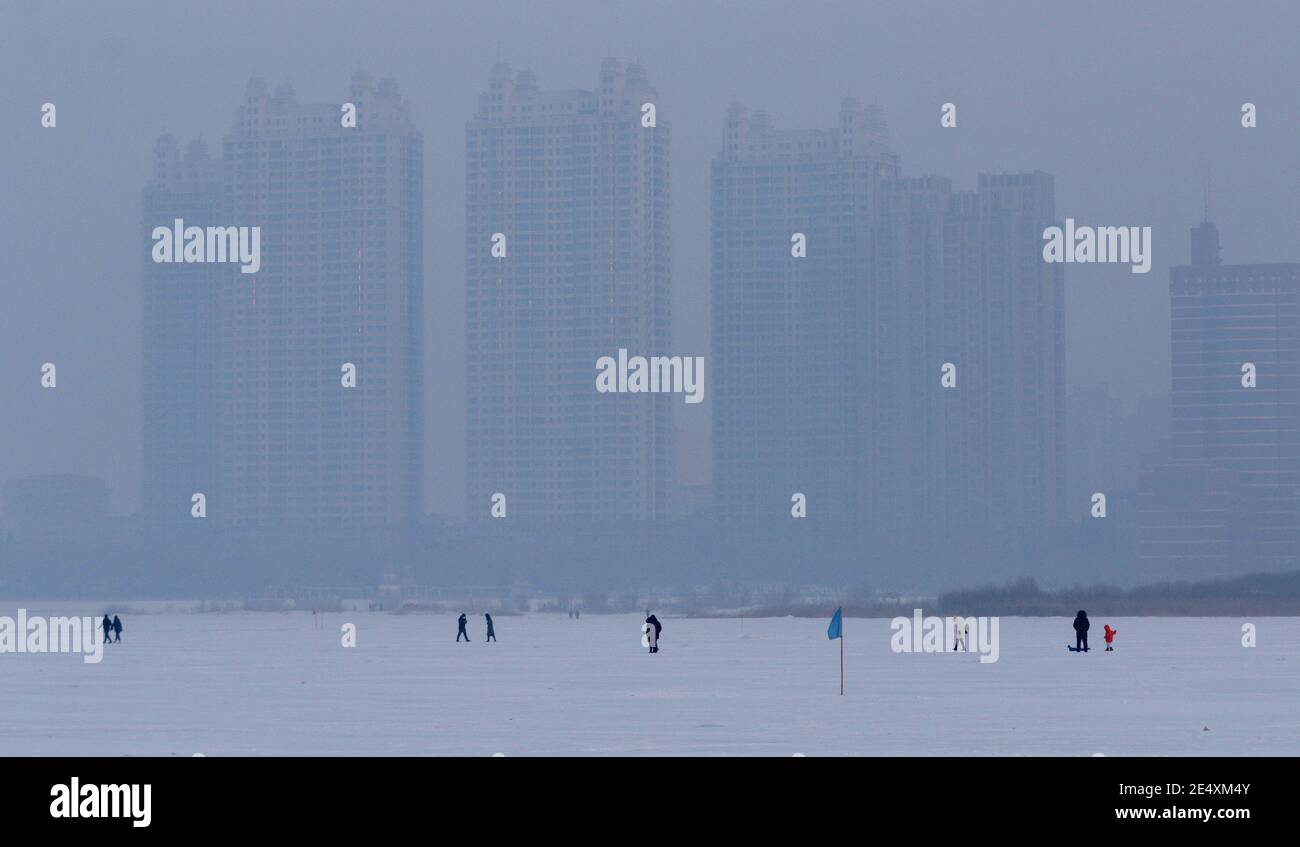 Gli edifici situati nel centro sono coperti da una forte foschia nella città di Harbin, nella provincia di Heilongjiang,¯della Cina nordorientale, il 24 gennaio 2021. *** Capti locale Foto Stock