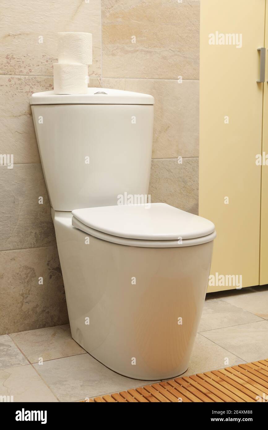 WC in bagno moderno di colore beige chiaro Foto stock - Alamy