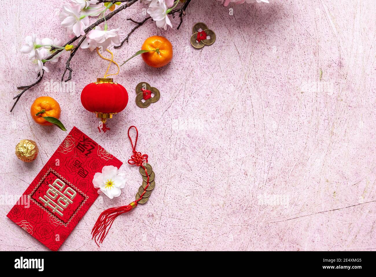 Decorazioni cinesi di Capodanno piatto posato. Carattere su cartolina significa doppia felicità Foto Stock