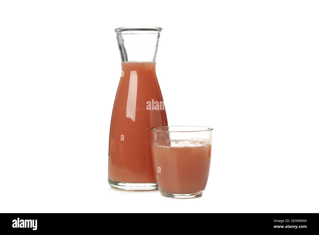 Caraffa di vetro e bicchiere di succo di fragola isolati su bianco, un succo di bacche fresco servito in vetro trasparente Foto Stock