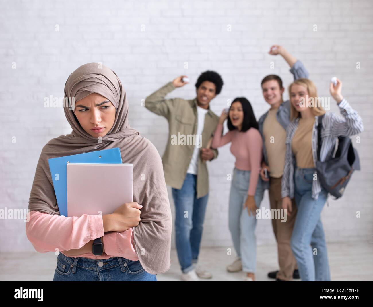 Problemi di pari livello, vittime, razzismo, umiliazione e bullismo in università, scuola o università Foto Stock