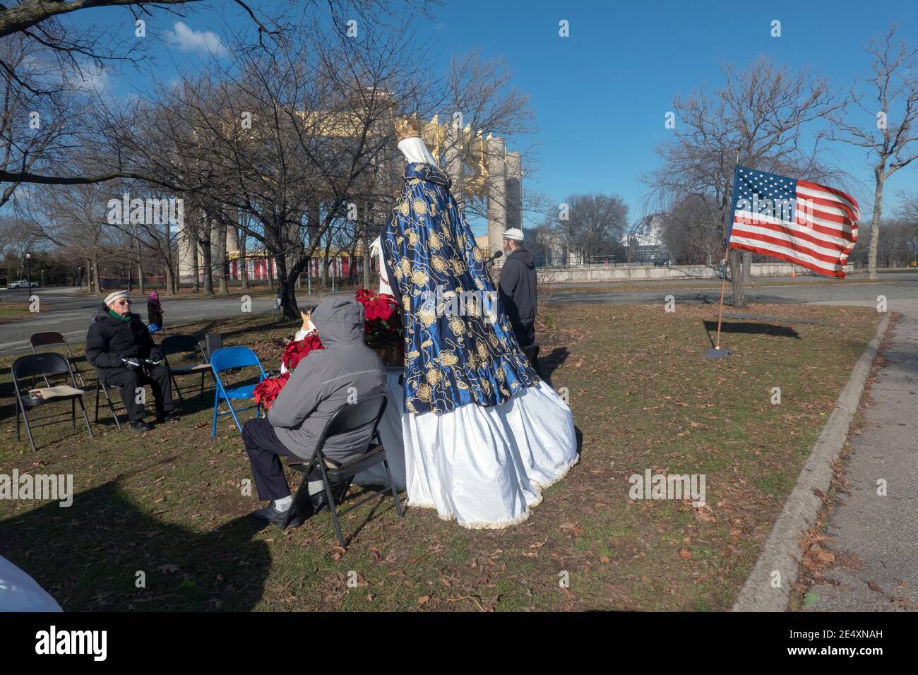 Servizio esterno. I cattolici romani pregano presso il sito del Padiglione Vaticano nel parco di Flushing Meadows Corona, dove Maria e Gesù apparvero a Veronica Lueken. Foto Stock